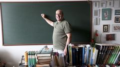Luis V�zquez, arzuano de 54 a�os, pasa las tardes dando clases en el edificio multiusos del recinto Terra do Queixo. A partir de las 17 horas, como director de la Escola das Persoas Maiores, y entre las 20.30 y las 22.30, al frente del Aula de Educaci�n de Persoas Adultas.