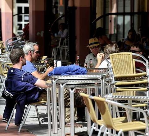 Terrazas de locales hosteleros de la plaza Roja este verano. 