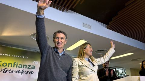 El l�der del PP, Alberto N��ez Feijoo, y la presidenta de Extremadura y candidata a la reelecci�n, Mar�a Guardiola, durante un acto del partido en el municipio pacense de Don Benito.