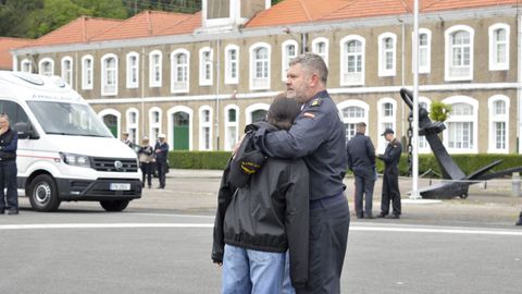 Guillermo abraza a su mujer y a su hija antes de embarcar en la fragata �lvaro de Baz�n.