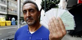 Francisco Fern�ndez Jim�nez, representante del mercadillo de Bouzas, muestra los carn�s de socios que se han marchado. 