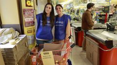 Campaña de la Gran Recogida para el Banco de Alimentos en un supermercado en el centro de A Coruña.