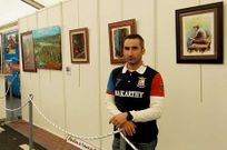 Abel Barandela en la muestra que exhibe en Barrantes.
