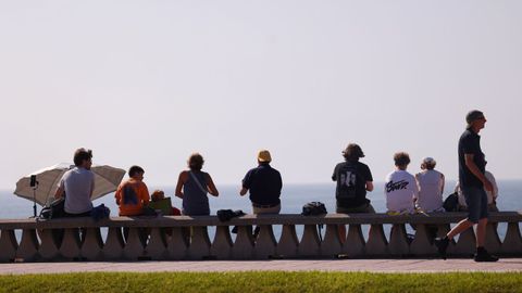 Personas esperando el eclipse desde el paseo mar�timo de A Coru�a