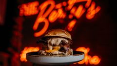 La 'Dry Age', con la que se coronaron como mejor hamburguesa de Asturias en 2022, es su buque insignia.