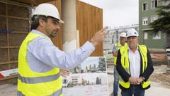 Visita institucional, ayer, a las obras en marcha en el consistorio larach�s, ya con nueva imagen.