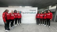 Las jugadoras del Ensino antes de pasar el reconocimiento m�dico en el Quir�nsalud Lugo
