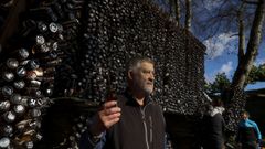 As� es Casa T�a Dolores, un monumento de arte sacro construido con cerca de 50.000 cervezas en O Pino
