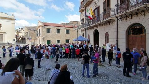 Los vecinos del pueblo hacen cola para vacunarse en la plaza central