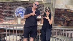 Alberto Comesa�a y Cristina del Valle, junto a la Fuente de G�ndara antes de compartir la tarta con amigos y su equipo