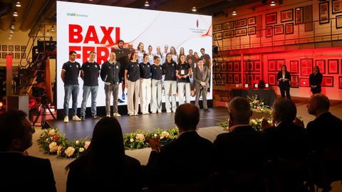 Miembros de la plantilla y del cuerpo t�cnico del Baxi Ferrol recogieron el galard�n
