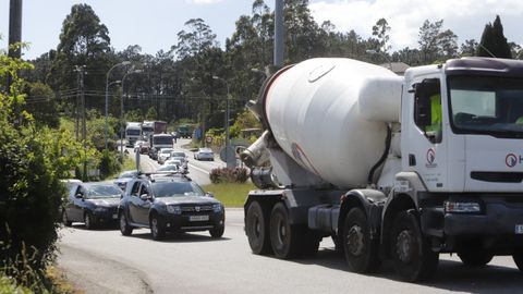 La fila de vehículos se extendió desde el acceso al puente hasta la salida de la autovía de Barbanza.