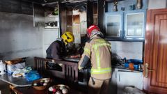 El fuego afect� a la cocina de la vivienda de la calle Humboldt de Santa Cristina, en Oleiros (A Coru�a)