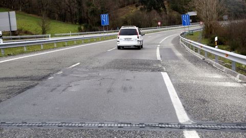 Subida de O Cereixal, con el carril derecho destrozado