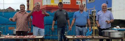Luis Blanco, segundo por la izquierda, con sus colaboradores en la fiesta celebrada ayer en Camari�as. 