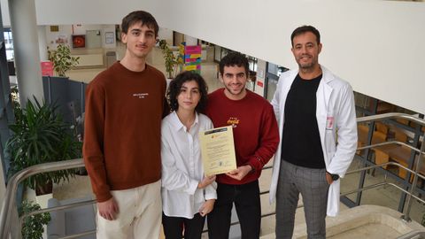 Los alumnos de Fisioterapia Pau Del�s, Nadia Paz y Joel Montenegro, y el profesor Pablo Campo, de la asignatura S�ude p�blica e fisioterapia comunitaria