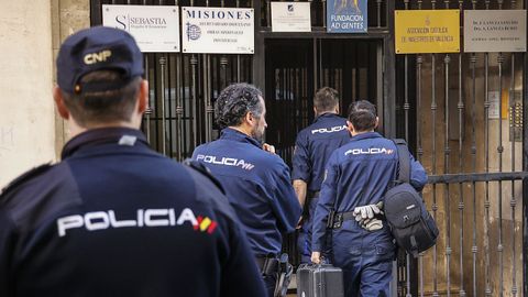 La polic�a cient�fica entra en la casa del can�nigo asfixiado