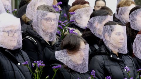 Mujeres con velos morados representaron en Monforte a las mujeres y ni�os muertos por la violencia machista en lo que va de a�o