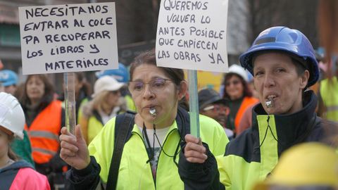 Participantes con pancartas que reclaman que las obras del Rey Pelayo empiecen cuanto antes