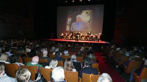 Vista general del homenaje a Tini Areces en un teatro de La Laboral a rebosar