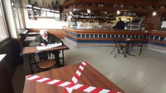Un cliente lee el peri�dico en la cafeter�a Ecuador