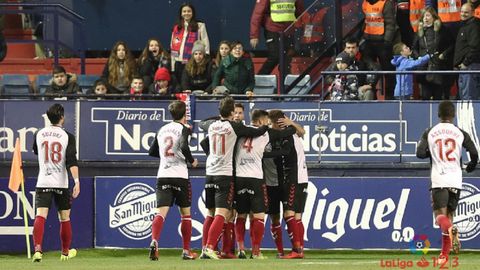 Los jugadores del N�stic celebran uno de sus goles a Osasuna