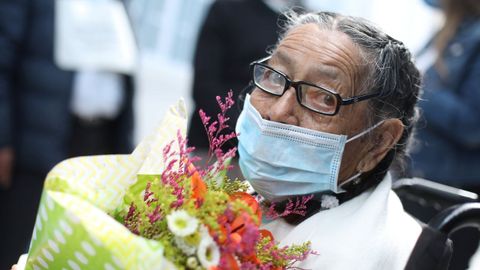 Una mujer de 92 a�os recibe flores tras curarse del covid en Colombia