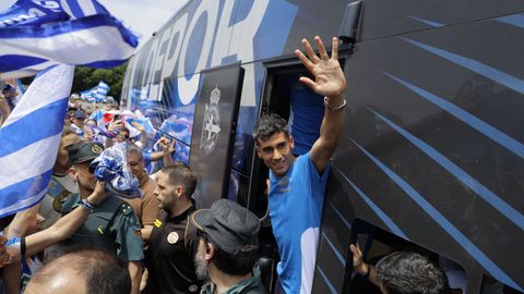 El capit&aacute;n deportivista, Diego Villares, saluda desde la puerta del autob&uacute;s a los seguidores del equipo congregados a la salida de la expedici&oacute;n hacia Valladolid.
