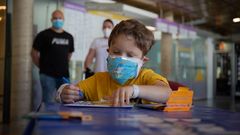 Ni�o dibujando en un hospital de Barcelona