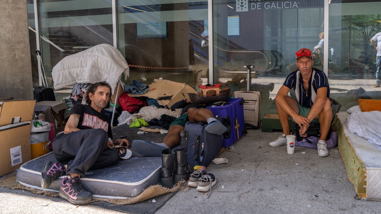 La vida al raso en la estación de buses de Vigo: «Tenía mi casa y mi vida»