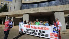 Concentraci�n de los funcionarios de justicia este lunes ante los juzgados de Fonti�as, en Santiago