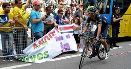 Los familiares de Olives de Andrey Amador mostraron una pancarta de apoyo al ciclista. 