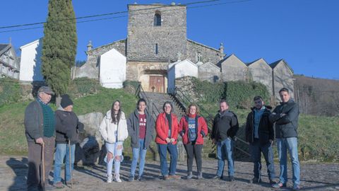 Os vecios de Tors diante da Igrexa da parroquia.