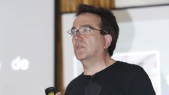 Alejandro Sousa trabaja como m�dico especialista en urolog�a en el hospital de Monforte 