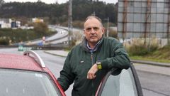 V�ctor V�rez, usuario habitual de la AP-9, con su veh�culo en la entrada a la autopista en Vilar do Colo.