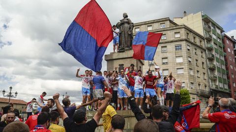 �Celebraste el ascenso de la UD Ourense?.La fiesta comenz� en Meis y se traslad� a la fuente de Concepci�n Arenal