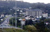 <span lang= es-es >Las plantas superiores, afectadas</span>. El caso del edificio del final de la avenida de Marcelo Mac�as 	se complica por la reciente suspensi�n judicial de la licencia de obra y la orden de derribo.