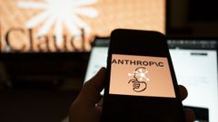 Una persona sostiene el m�vil con el logotipo de Anthropic en una conferencia