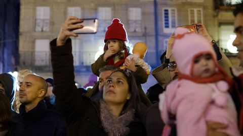 Miles de personas salieron a las calles de Ourense para recibir a sus majestades de Oriente pese al frío