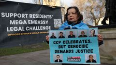 Una activista protesta en Londres contra la decisi�n del Gobierno brit�nico de autorizar la megaembajada de China en la capital
