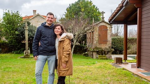 La pareja delante del que es su hogar desde hace unas semanas.