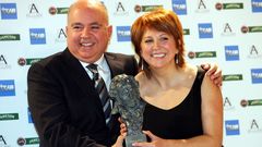 Agust�n Almod�var junto a Esther Garc�a posando con el Premio Goya a la mejor direcci�n por Volver en nombre de Pedro Almod�var