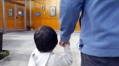 Padre con hijo en una escuela infantil.