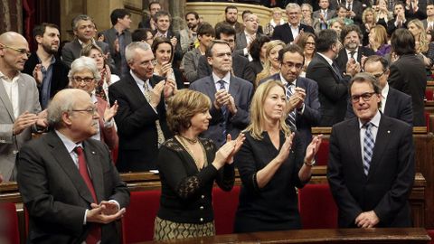 Artur Mas recibe el aplauso de sus compaeros de coalicin, poco antes de comenzar el pleno. 