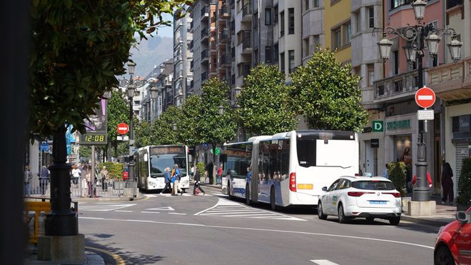 Vista de la calle Ur�a desde el Campo San Francisco