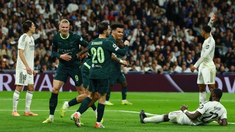 Nico O'Reilly celebra, junto a sus compañeros, uno de los goles ante el Real Madrid.