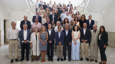 Foto de familia con representantes del concello, patrocinadores y colaboradores. 