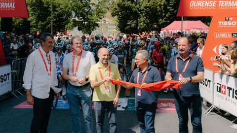 Autoridades en la salida de La Vuelta en Ourense.