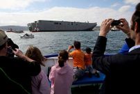 Los viajeros del �Teide-dos� inmortalizaron la botadura con numerosas fotos y v�deos.