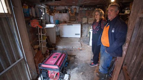 Jesús y Nuria, vecinos de Vilar de Cancelada, sobreviven gracias a un generador de diez litros de gasoil